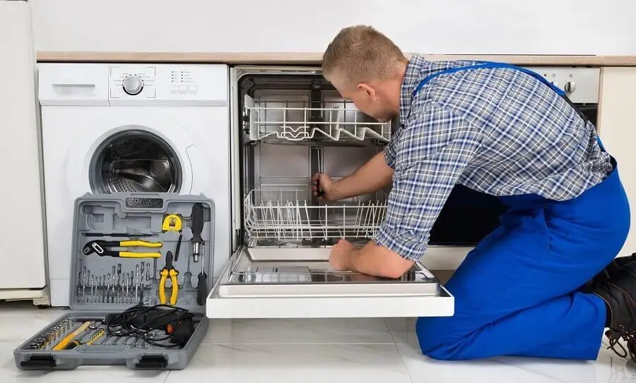 Söğütlü Protherm servisi teknisyen ekibi beyaz eşya tamiri yaparken